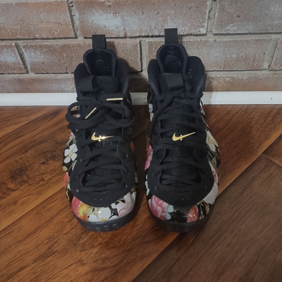 Women's Excellent Condition sz 9 Foamposites. Only worn a few times. Great style - Picture 3 of 8